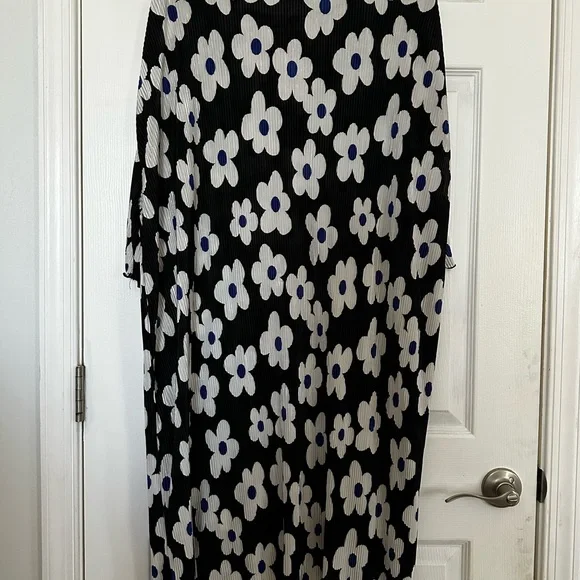 Oversized ASOS Black and White Floral Dress - Picture 5 of 7
